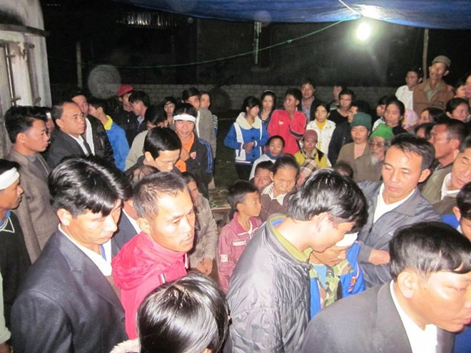 Anh Lai trong vòng vây của hàng trăm bà con làng xóm và người thân khi vừa về tới nhà. Anh Lai và em Hà được tàu của ông Hồ Trung Thành, trú tại Quảng Bình cứu vào lúc 15h ngày 29/11 khi đang lênh đênh trên biển