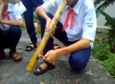 Những bạn trẻ vẫn còn đeo khăn quàng đỏ tự tin rít thuốc lào