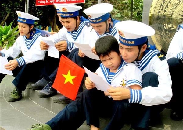 Các chiến sĩ đọc thư của các em học sinh THCS Lê Ngọc Hân, Hà Nội