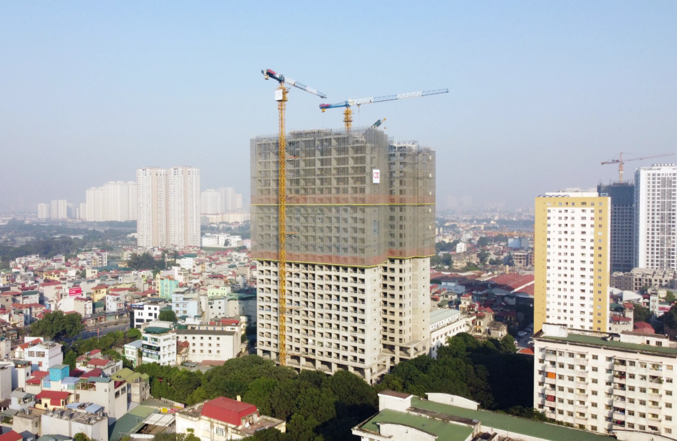 Thực tế ghi nhận không ít kênh môi giới (nhận là kênh môi giới của chủ đầu tư) hoặc trực tiếp các chủ đầu tư đã giới thiệu và nhận các khoản đặt cọc trước của khách đối với những dự án chưa đủ điều kiện mở bán. Ảnh: Dự án Athena Complex Pháp Vân (Hoàng Mai, Hà Nội) chưa đủ điều kiện đưa vào kinh doanh bất động sản, nhưng chủ đầu tư đã bán cho nhiều người.