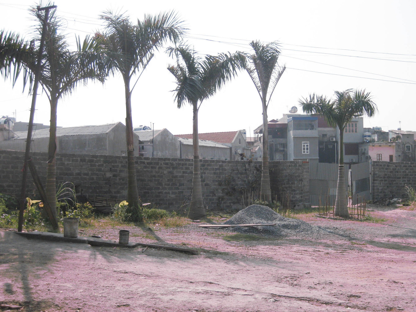 Sau khi mua lại 3 thửa đất, bà Hoài đã san gạt, xây tường bao chuẩn bị làm điểm kinh doanh