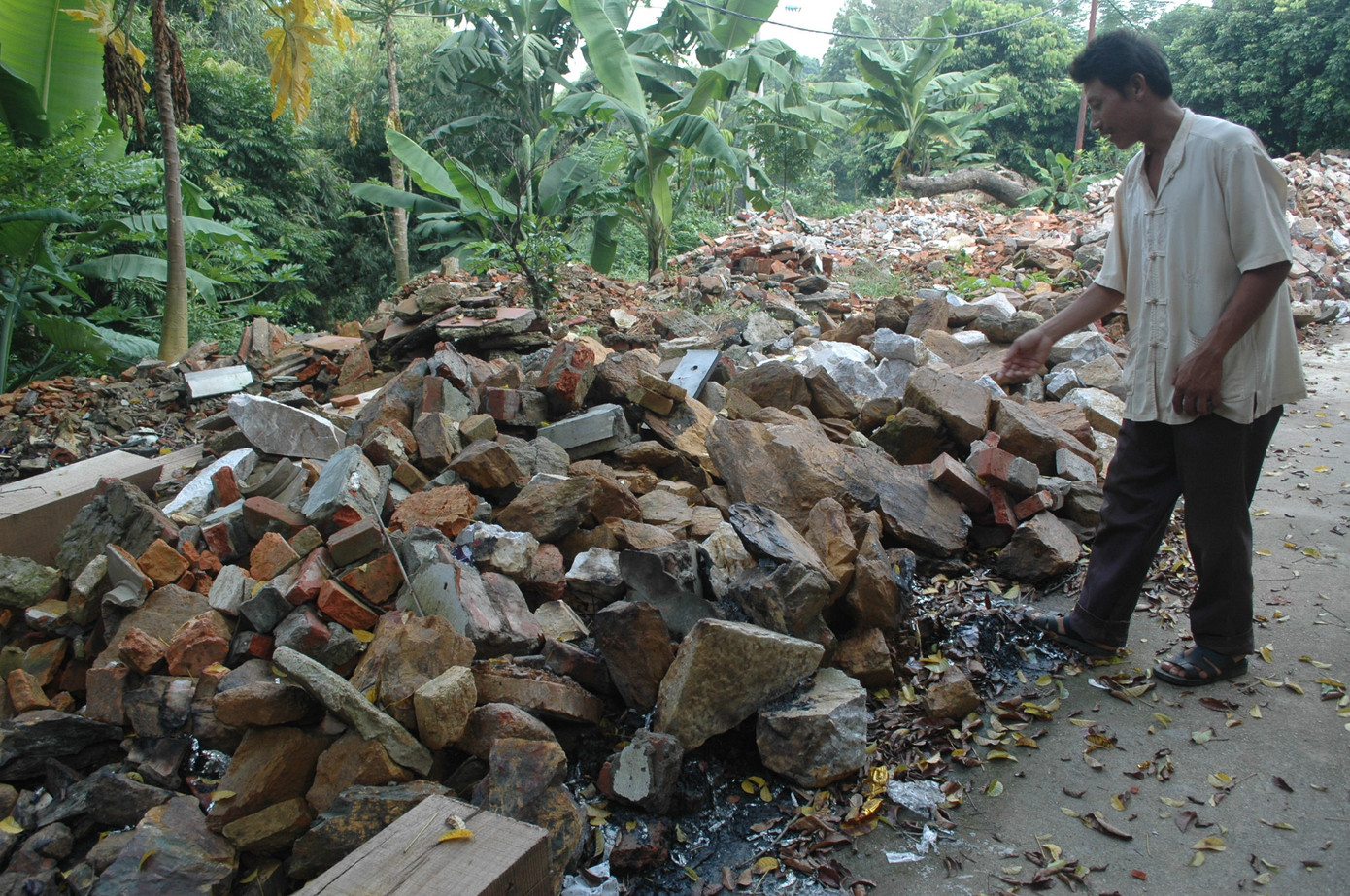 Người dân không khỏi xót xa vì nhiều cổ vật quý bị biến thành những thứ thế này.