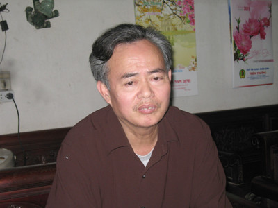 Ông Trần Huy Chiến - Tổ trưởng tổ thư từ đền Trần: “Ấn đền Trần được in thủ công từ chiếc ấn xa xưa để lại hiện đang được lưu giữ tại đền” Ảnh: HR