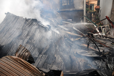 Ngôi nhà 5 tầng chứa nhiều đồ dễ cháy nên khi gặp hỏa hoạn không thể cứu chữa