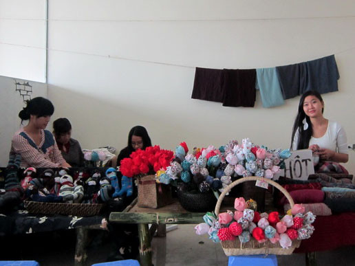 Gian hàng của Thu Hường và nhóm Emotion tại Chùa Hà, Hà Nội - Ảnh: Huệ Bạch