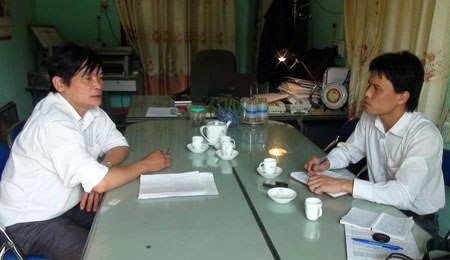 Thầy Hiệu trưởng Nguyễn Trung Đức (trái) trao đổi với báo chí về vụ việc của thầy Mai