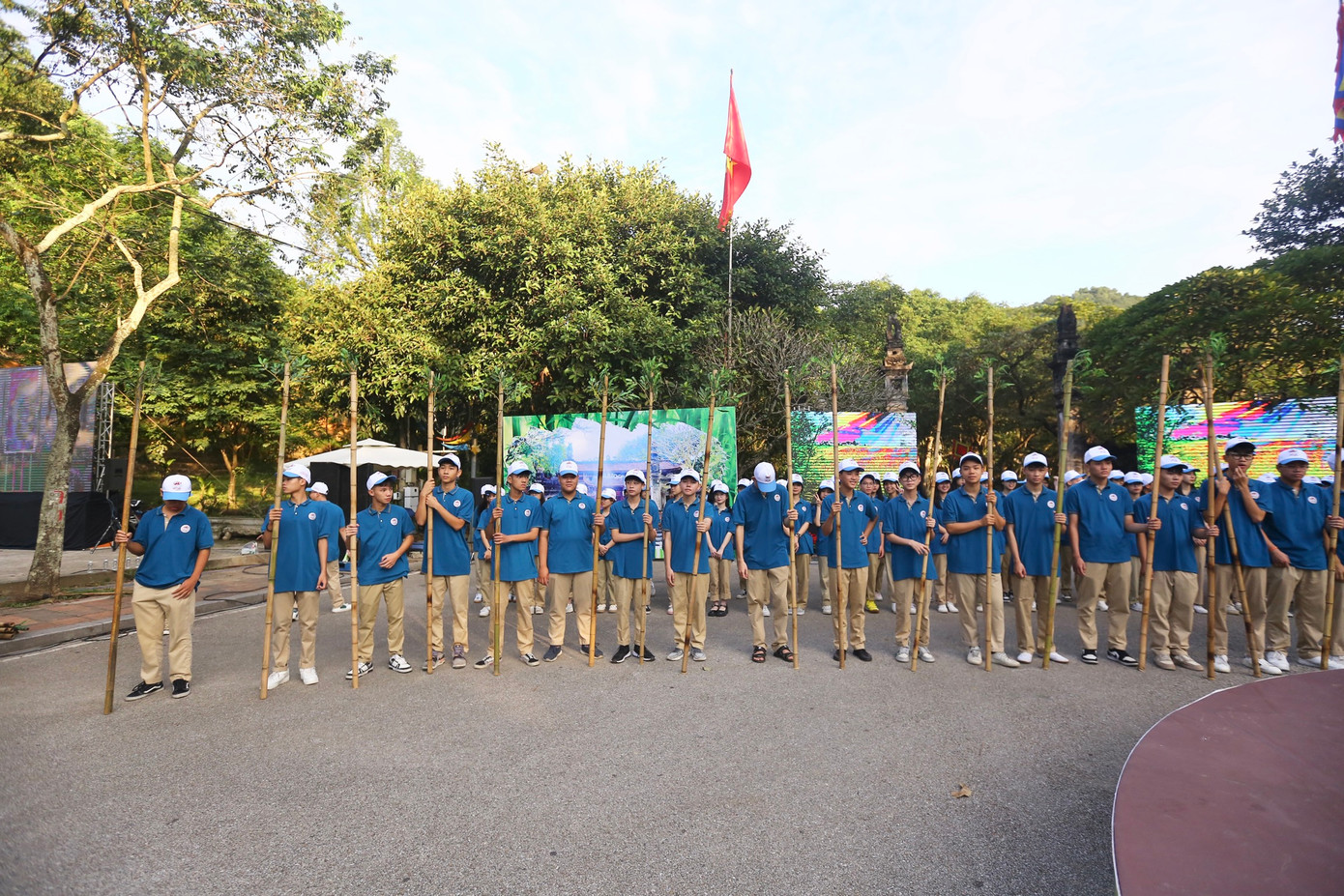 Những cây tre được các bạn học sinh mang đến cổ vũ.