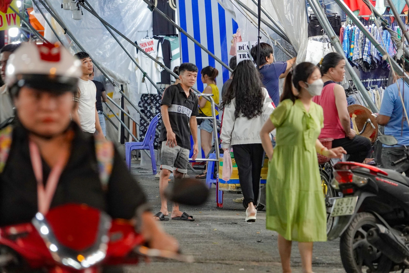 Một số chủ sạp hàng tại chợ Hạnh Thông Tây cho biết, người đến thuê sạp đa số để làm kho chứa hàng, rất ít người thuê sạp để kinh doanh. Người kinh doanh trụ lâu nhất cũng chỉ trong vòng 6 tháng là trả sạp.