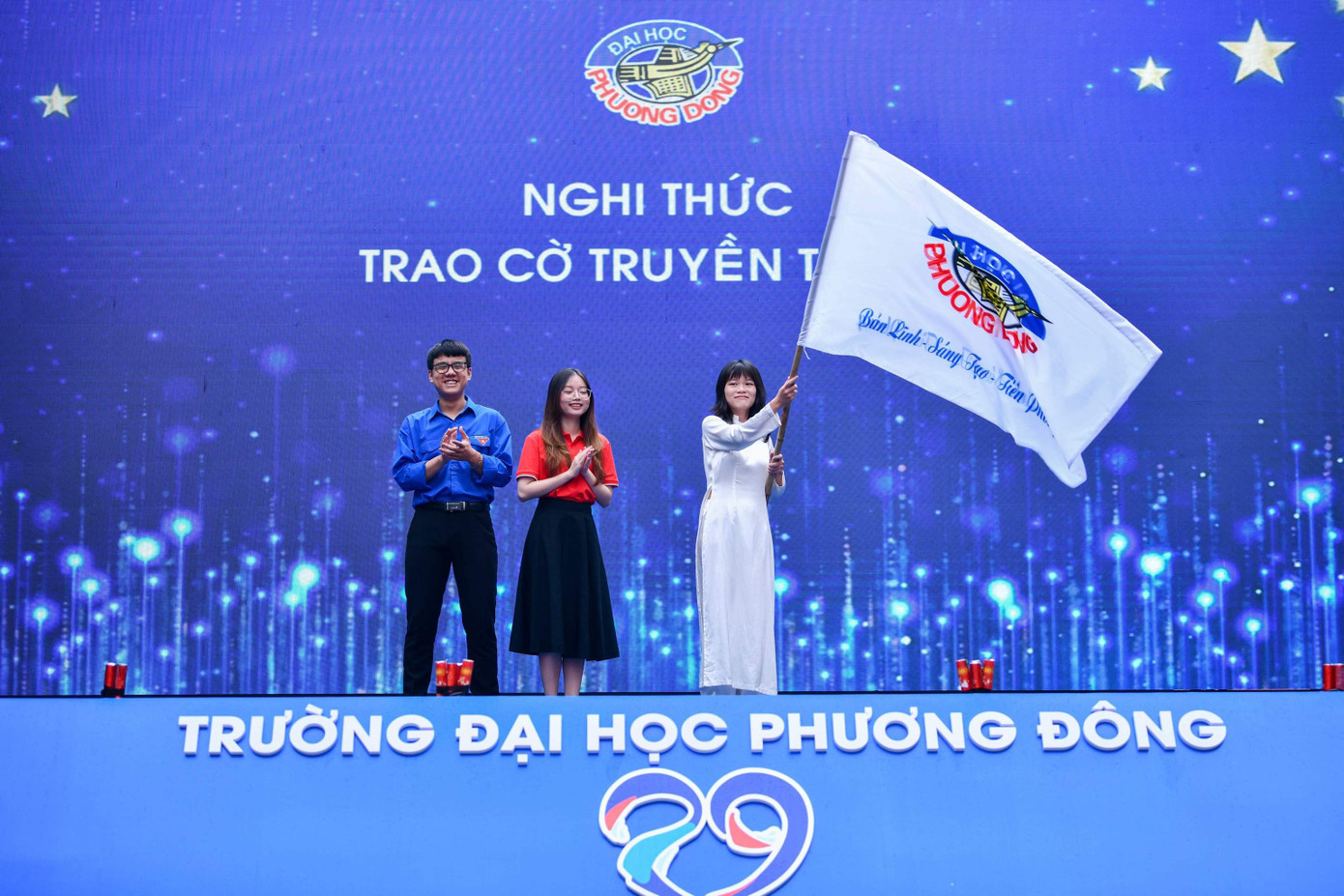 Một phần rất đặc sắc trong buổi Lễ Khai giảng năm học mới, Trường Đại học Phương Đông thực hiện nghi lễ “Trao cờ truyền thống” giữa các thế hệ sinh viên của Nhà trường. Với mong muốn truyền thống, tinh thần Phương Đông sẽ như một dòng chảy xuyên suốt giữa các thế hệ, từ những khóa cựu sinh viên đầu tiên và những khóa sinh viên sau này.