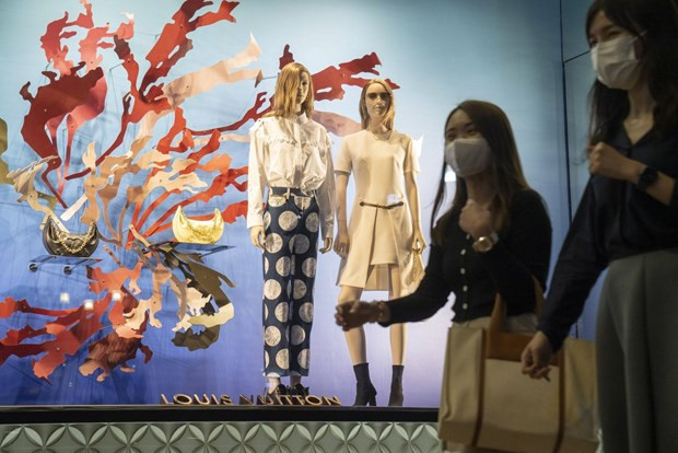 Giới trẻ sử dụng khái niệm Girl Math để biện minh cho việc chi hàng nghìn USD cho những khoản mua sắm phù phiếm. (Ảnh: Bloomberg)