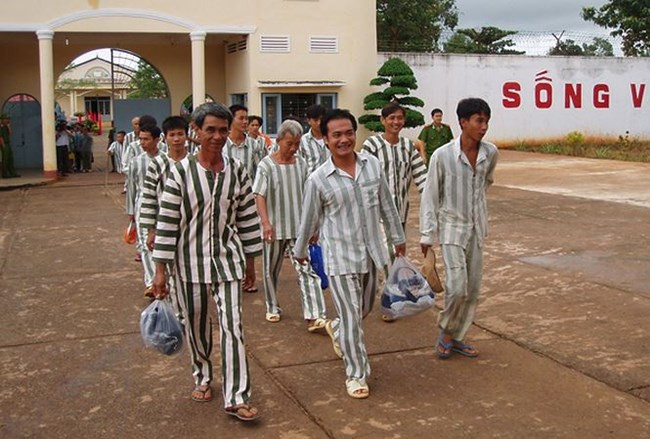 Người ra tù được vay vốn ngân hàng.