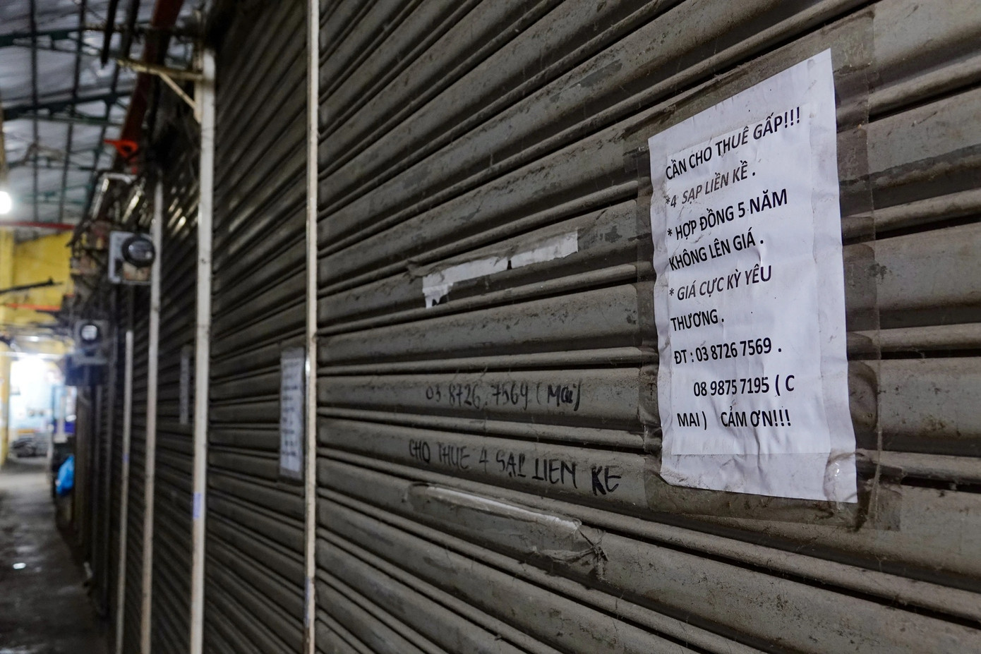 Chợ Hạnh Thông Tây nổi tiếng là chợ đêm hoạt động 24/24. Ngoài 400 sạp trong lòng chợ, Hạnh Thông Tây còn có khuôn viên xung quanh rộng hàng nghìn m2, nơi có hàng trăm tiểu thương dựng sạp kinh doanh.