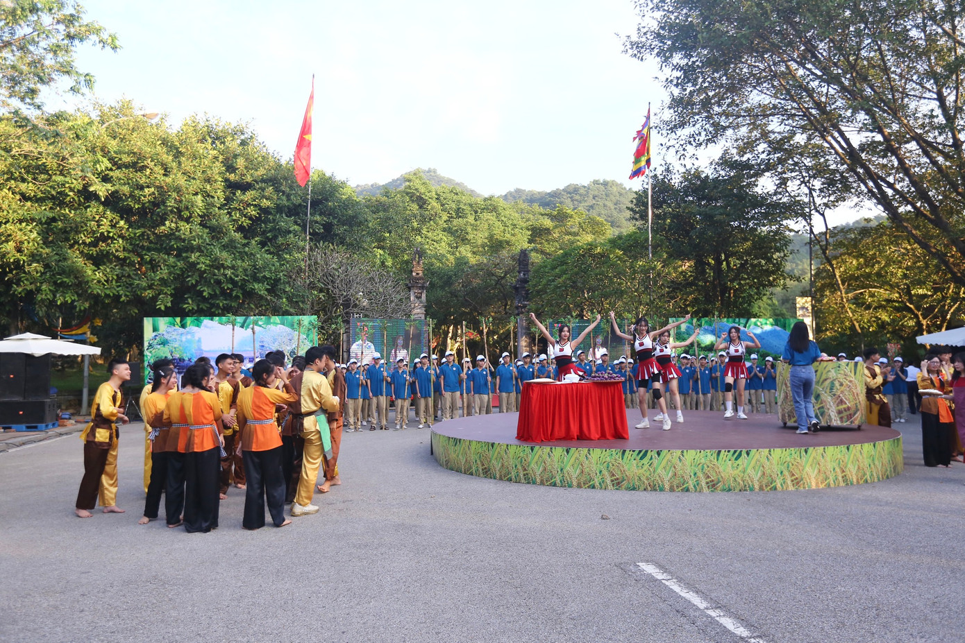 Hôm nay (8/10), rất đông học sinh đã đến điểm cầu trận chung kết Olympia tại khu di tích Đền Sóc, huyện Sóc Sơn, Hà Nội từ rất sớm. Đây là nơi học sinh Trường THPT Sóc Sơn cũng như học sinh Hà Nội nói chung sẽ cổ vũ cho thí sinh Nguyễn Việt Thành - 1 trong 4 nhà leo núi xuất sắc của Đường lên đỉnh Olympia năm thứ 23.