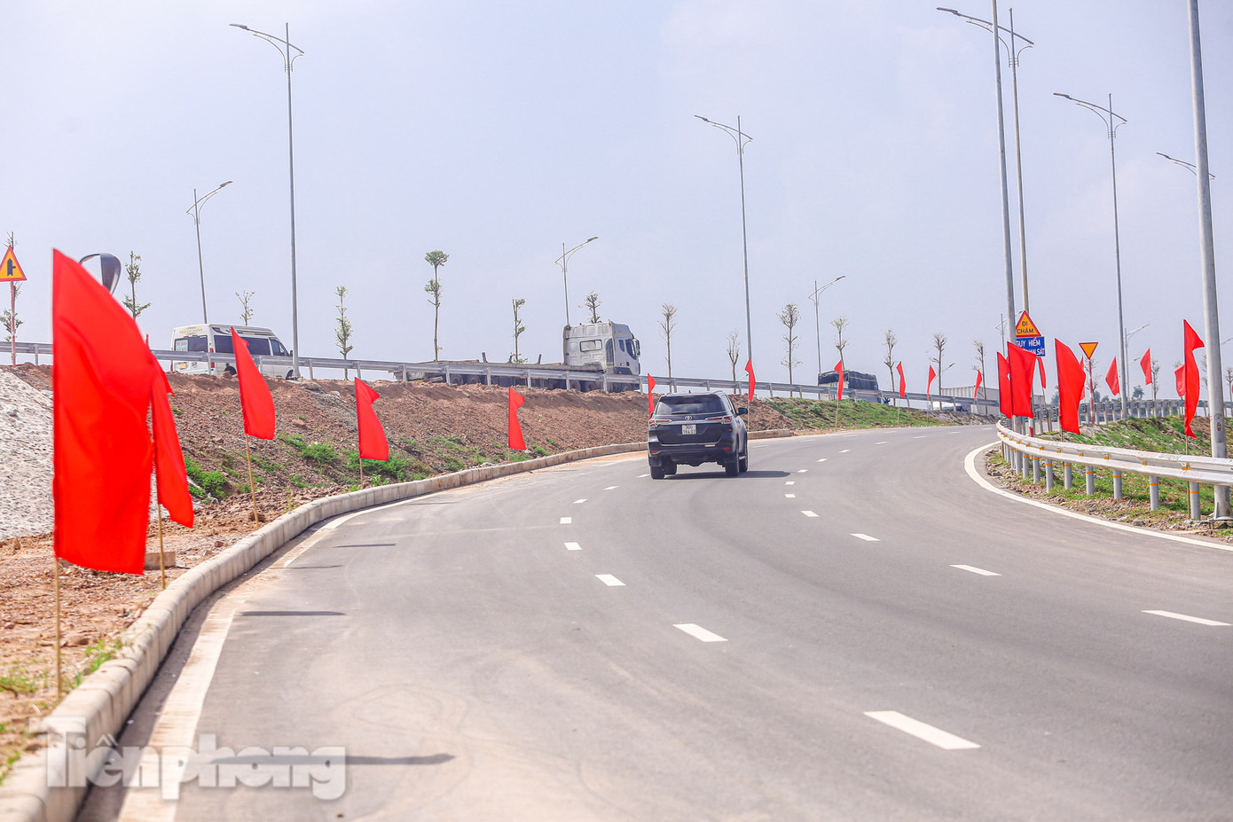 Nút giao với đường Quốc lộ 18 và đường Võ Nguyên Giáp (Gồm 05 tuyến nhánh: Nhánh N1, N2 và N5 giao với đường Quốc lộ 18 và Nhánh N3, N4 giao với đường Võ Nguyên Giáp).