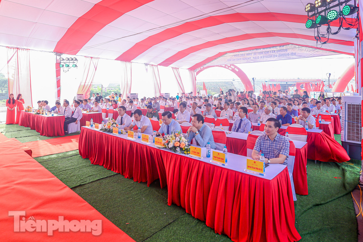 Các đồng chí đại biểu Thành ủy - UBND Thành phố, các sở ngành và huyện Sóc Sơn cùng nhân dân có mặt tại buổi lễ.