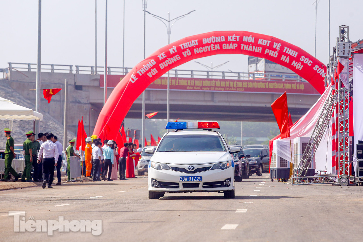 Đoàn xe lăn bánh trên tuyến đường kết nối khu đô thị vệ tinh Sóc Sơn với đường Võ Nguyên Giáp