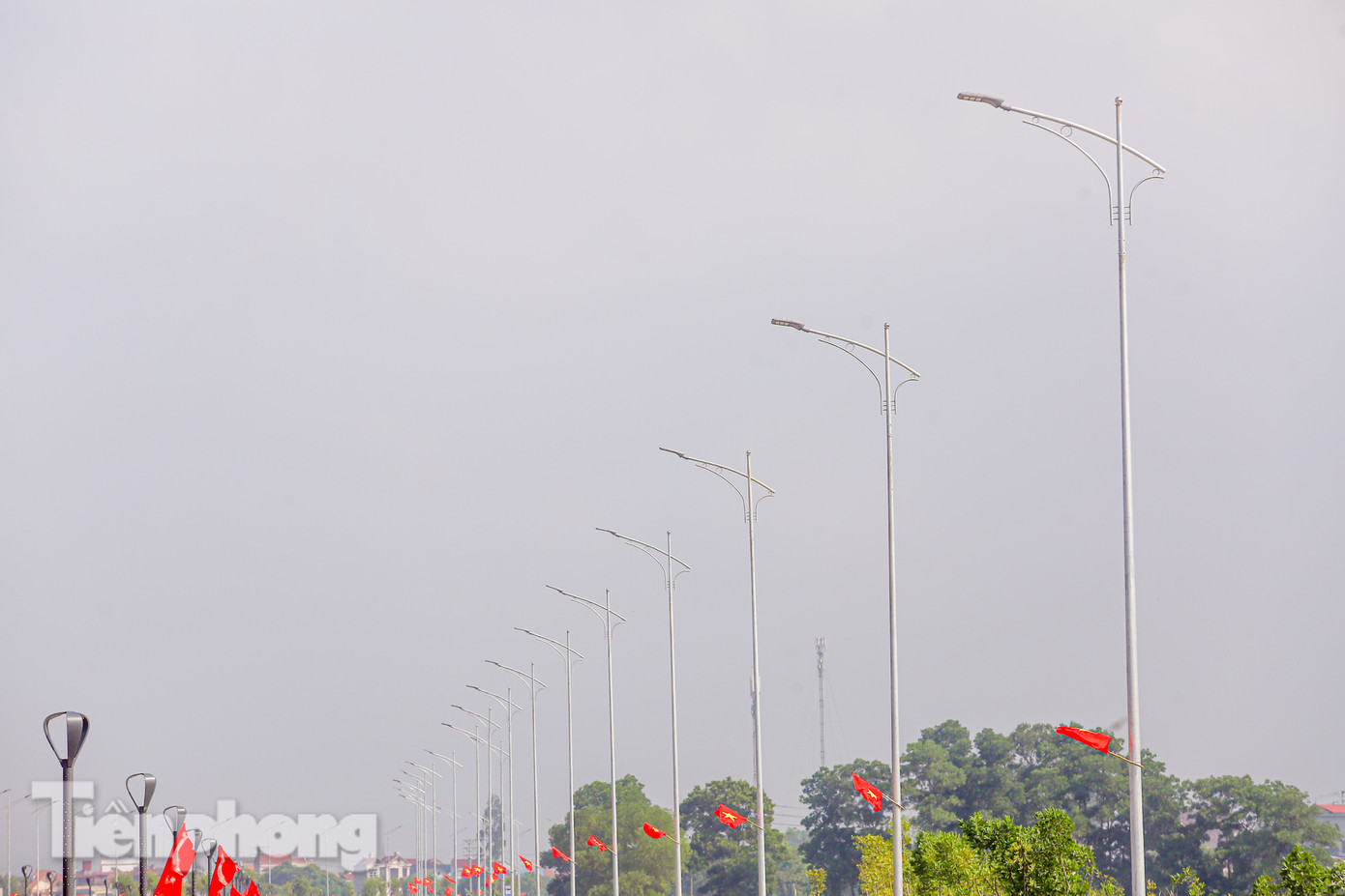 Dự án có các hạng mục chủ yếu: Nền, mặt đường; thoát nước và hoàn trả hệ thống thoát nước; bó vỉa dải phân cách và bó vỉa mép hè, lát hè, cây xanh; chiếu sáng; tường chắn, hào kỹ thuật ngang đường và một số công trình phụ trợ khác.