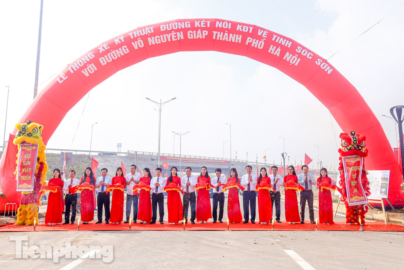 Đại biểu Thành ủy - UBND TP Hà Nội, các sở ngành và huyện Sóc Sơn cắt băng thông xe kỹ thuật tuyến đường.