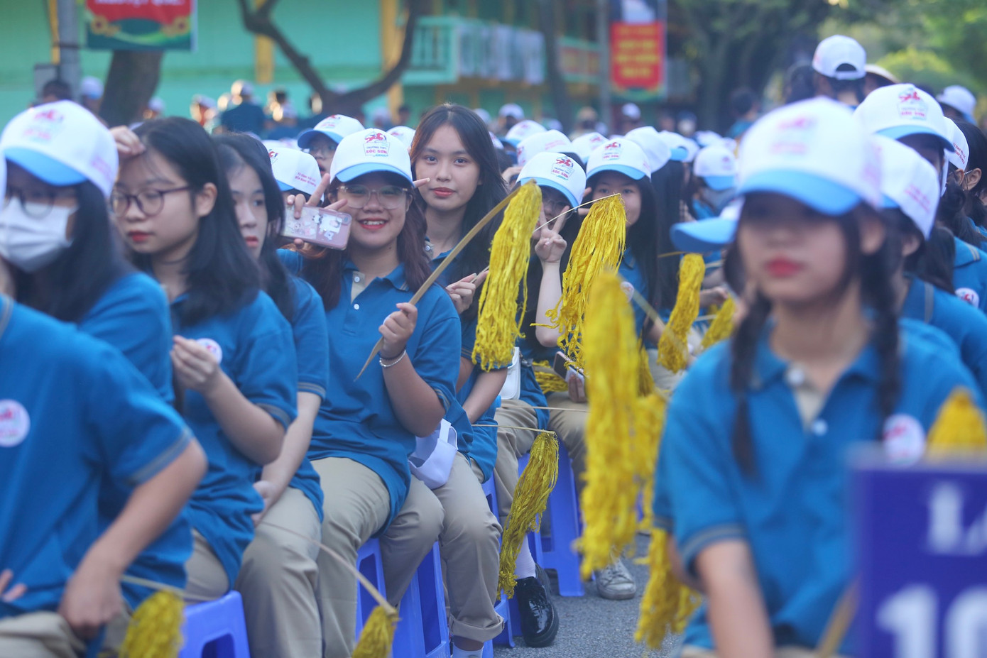 Hoa tre được làm bằng những thanh tre dài khoảng 50cm, đường kính khoảng 1cm, đầu tre tuốt bông và nhuộm màu tượng trưng cho roi ngựa của Thánh Gióng.