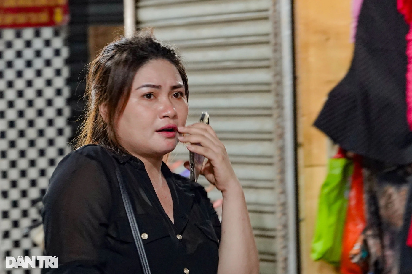 Chị Tiên, tiểu thương tại chợ Hạnh Thông Tây cho hay, cả ngày mới bán được một chiếc váy. "Tình hình kinh doanh ế ẩm bắt đầu từ sau dịch Covid-19. Khách hàng càng thắt chặt chi tiêu trước làn sóng sa thải hàng loạt, khiến các khách quen cũng dần biến mất", chị Tiên nói.