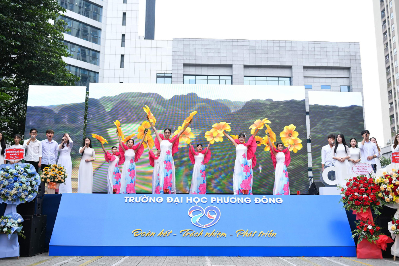 Buổi lễ diễn ra trong không khí vui tươi, rực rỡ sắc màu với các tiết mục văn nghệ đặc sắc. Đặc biệt là tiết mục nhảy mashup trẻ trung, sôi động của các cán bộ, giảng viên của Nhà trường dành tặng các tân sinh viên K30.