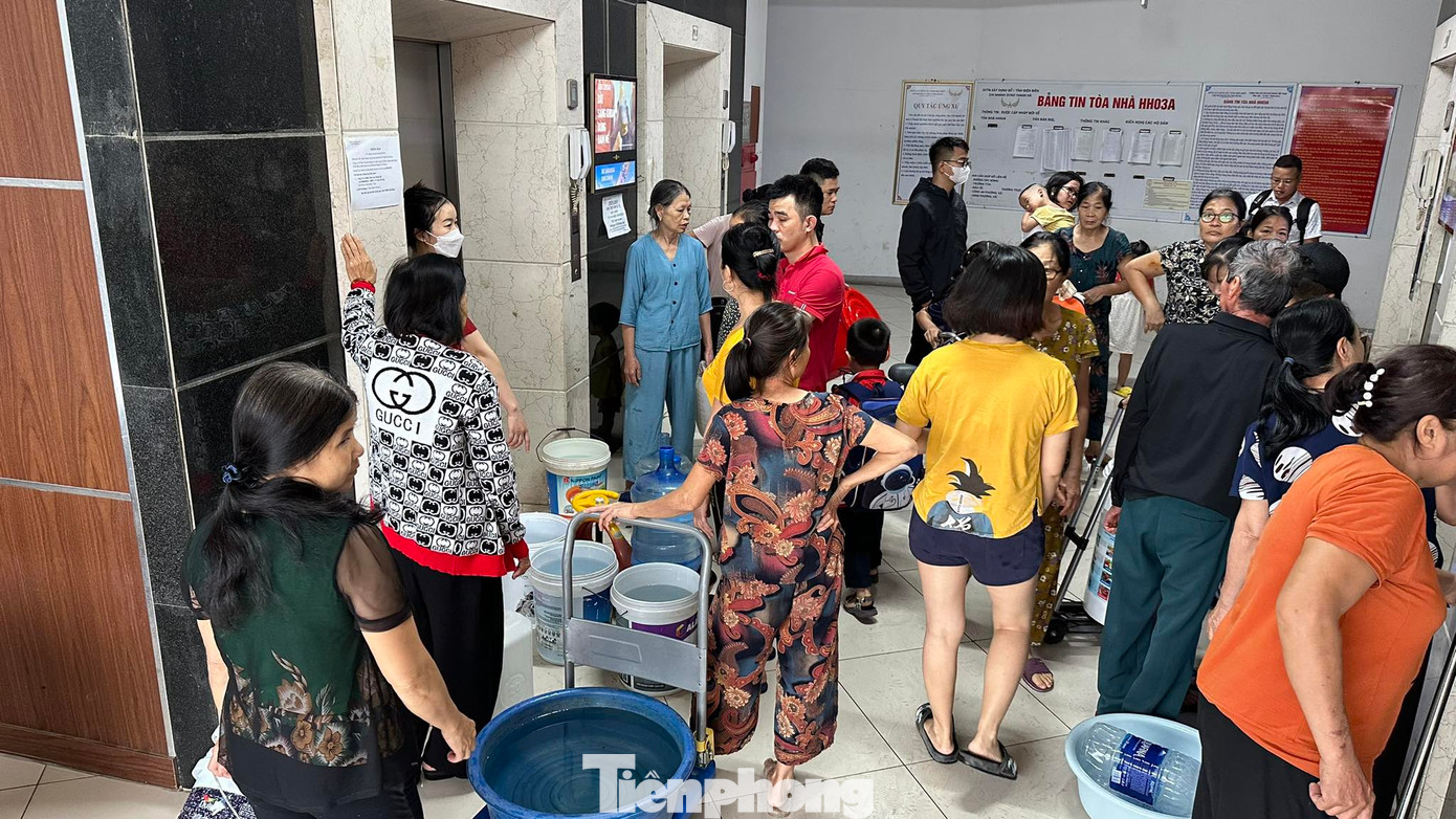 Hàng trăm người chen chúc khu vực thang máy sau khi lấy được nước sạch từ xe bồn.