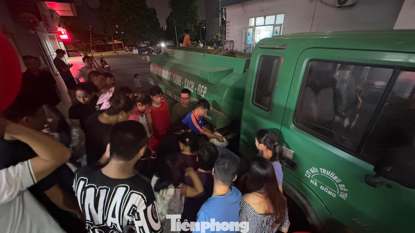 Suốt hơn 1 ngày qua, cuộc sống của hàng ngàn người dân nơi đây bị đảo lộn, khổ sở khi đi xin, mua nước.