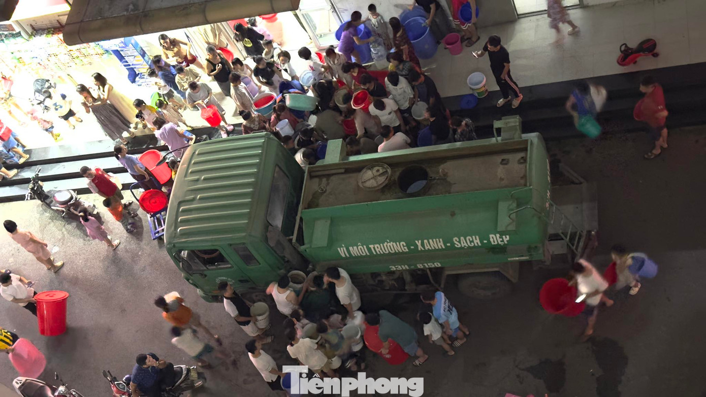 Hình ảnh ghi nhận tại khu đô thị Thanh Hà (xã Cự Khê, huyện Thanh Oai, Hà Nội), hàng trăm người dân xếp hàng chờ lấy nước sạch phục vụ sinh hoạt sau sự cố mất nước lúc nửa đêm.