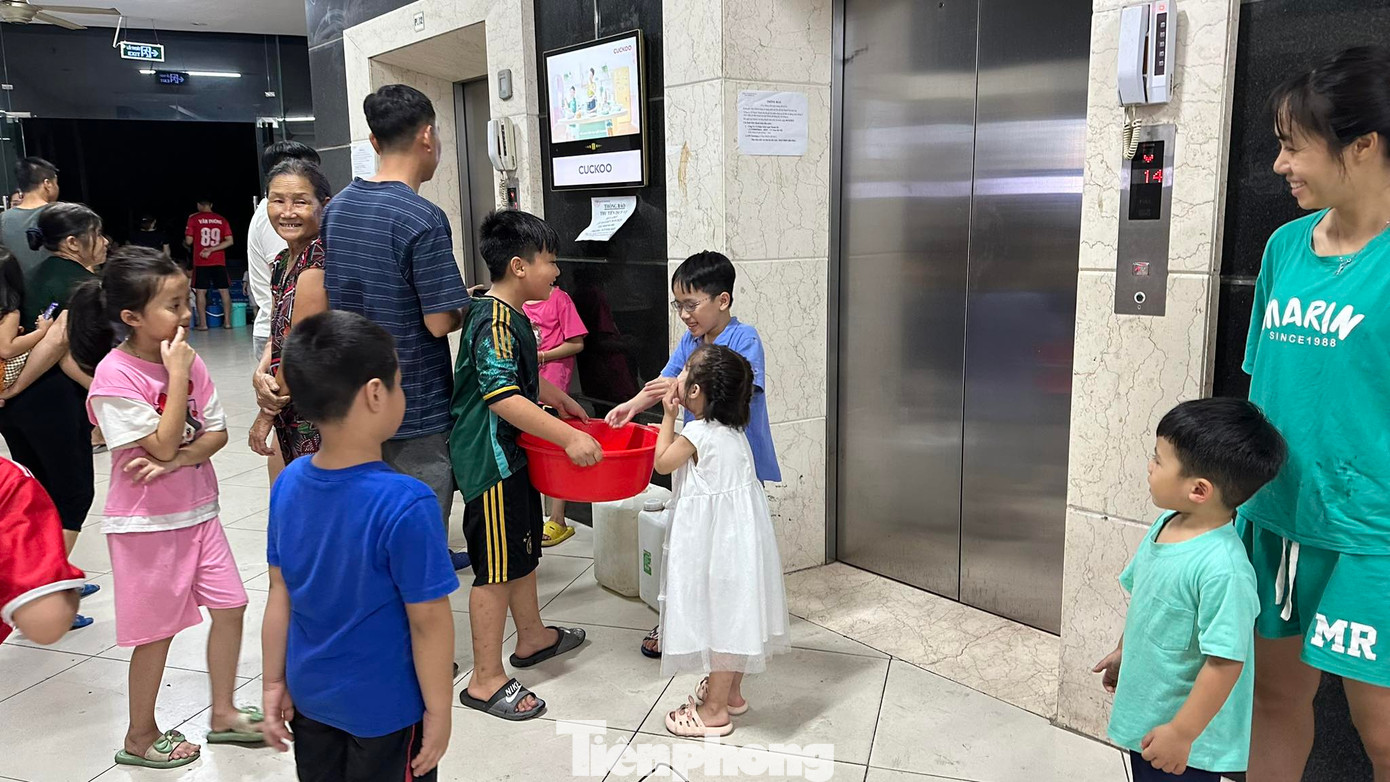 Phụ nữ, trẻ em hối hả đi xách nước lúc nửa đêm.