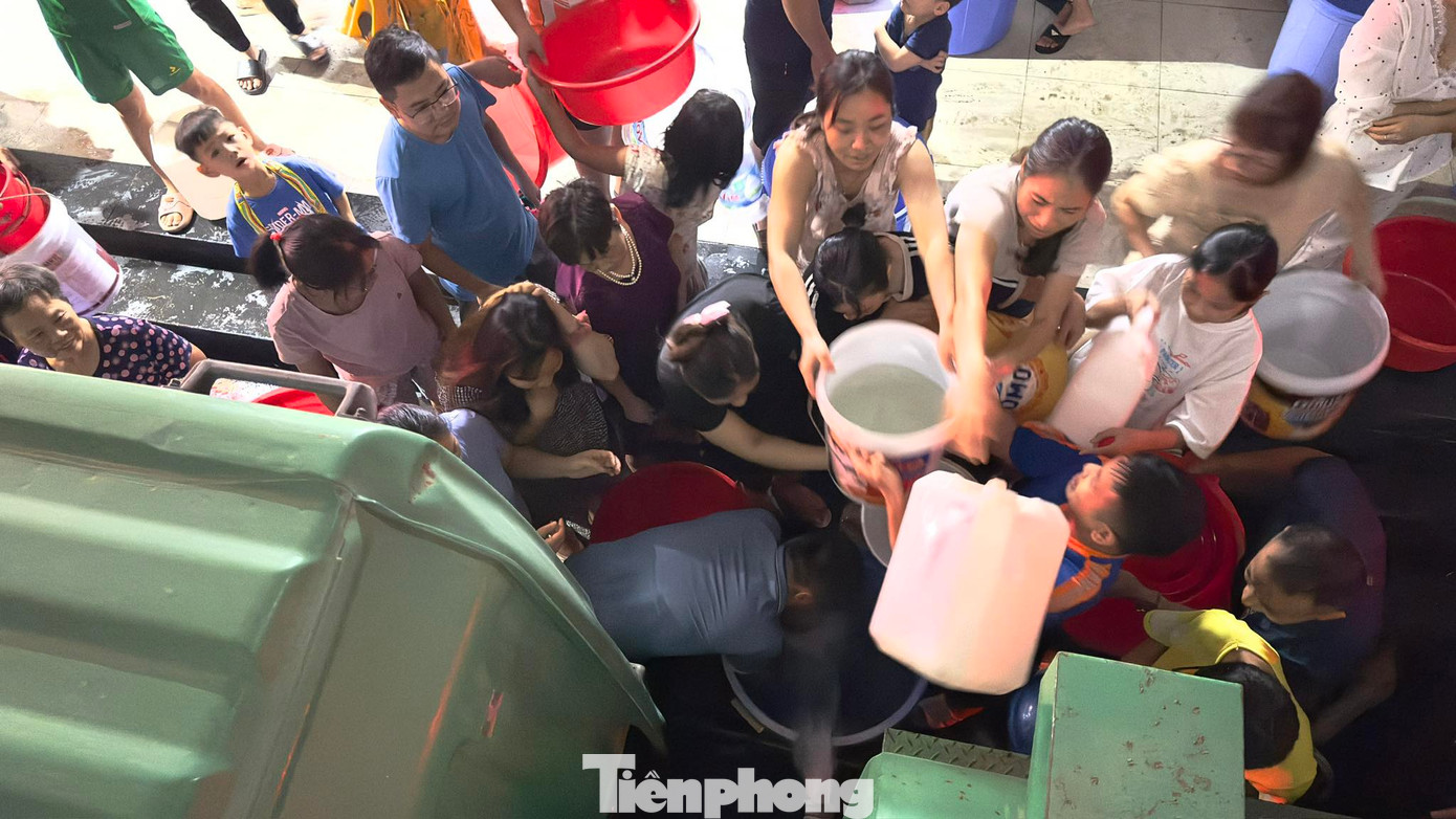 "Tôi không nghĩ cư dân tại chung cư nơi mình đang sống phải chịu cảnh mất nước lâu thế này. Thiếu nước sạch, sinh hoạt cực kỳ khổ, nấu ăn phải dùng nước đóng chai, không thể tắm giặt vì không đủ nước" - một cư dân chung cư HH03- B1.3 chia sẻ.