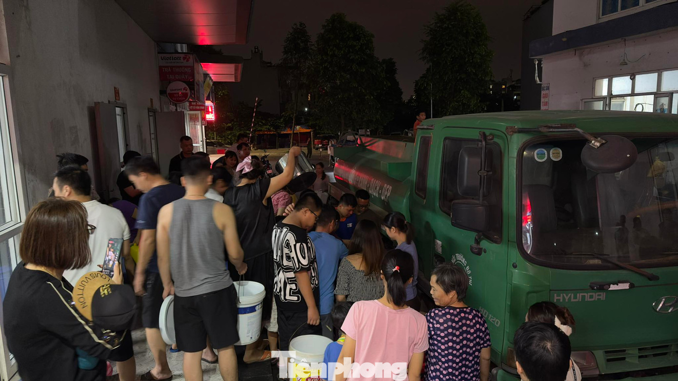 Sau sự cố mất nước, người dân chỉ có thể xin nước sinh hoạt từ dãy nhà kế bên hoặc đợi xe bồn chở nước.