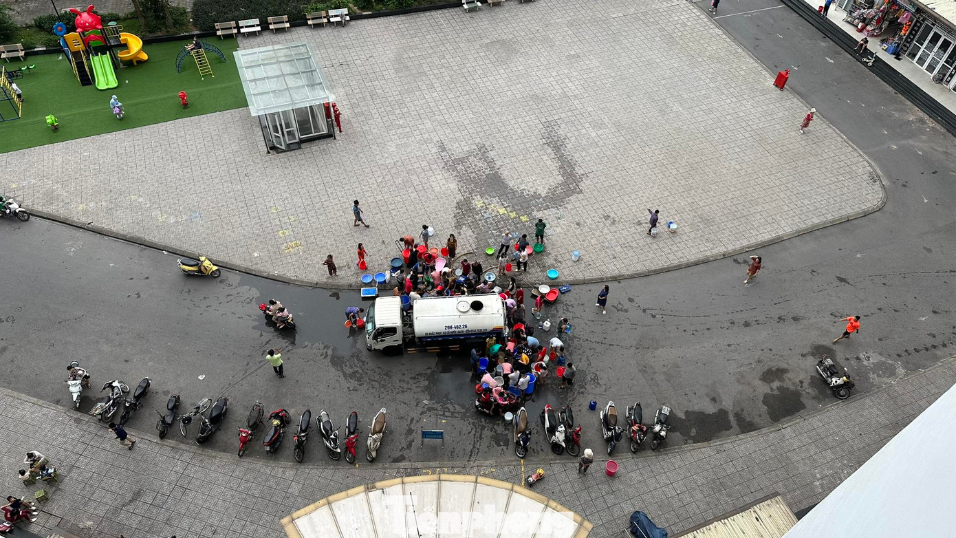 Sáng 16/10, do thiếu nước sạch, dự trữ cũng hết, cư dân khu HH03-B1.3 tiếp tục phải mua thêm xe nước để chia nhau sử dụng.