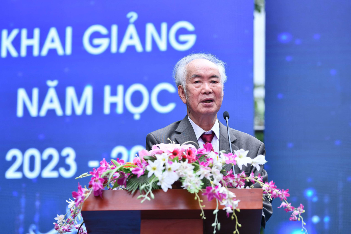 "29 năm đã qua kể từ ngày khoá sinh viên đầu tiên tựu trường, đến nay Trường Đại học Phương Đông đã có 30 khoá sinh viên nhập học và 26 khóa sinh viên đã tốt nghiệp ra trường", PGS.TS. Bùi Thiện Dụ, Hiệu trưởng nhà trường chúc mừng các tân sinh viên.