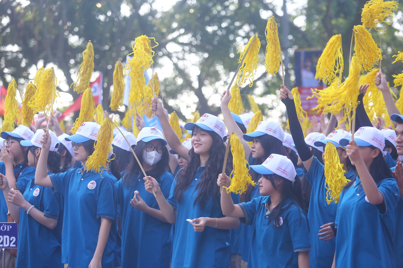 Học sinh cầm hoa tre, sẵn sàng cổ vũ cho Việt Thành trong trận chung kết Olympia.