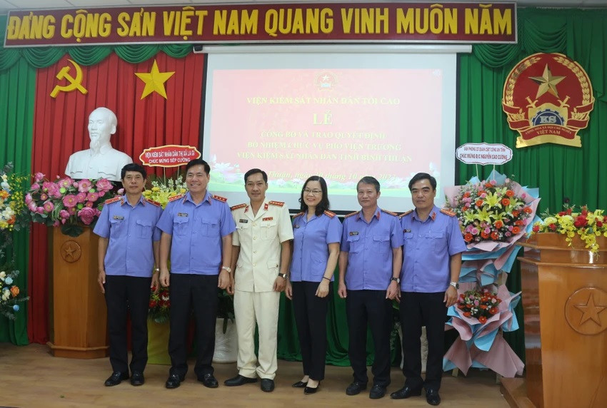 Lãnh đạo VKSND Tối cao và VKSND tỉnh chúc mừng Phó Viện trưởng VKSND tỉnh Bình Thuận (áo trắng). Ảnh KS.