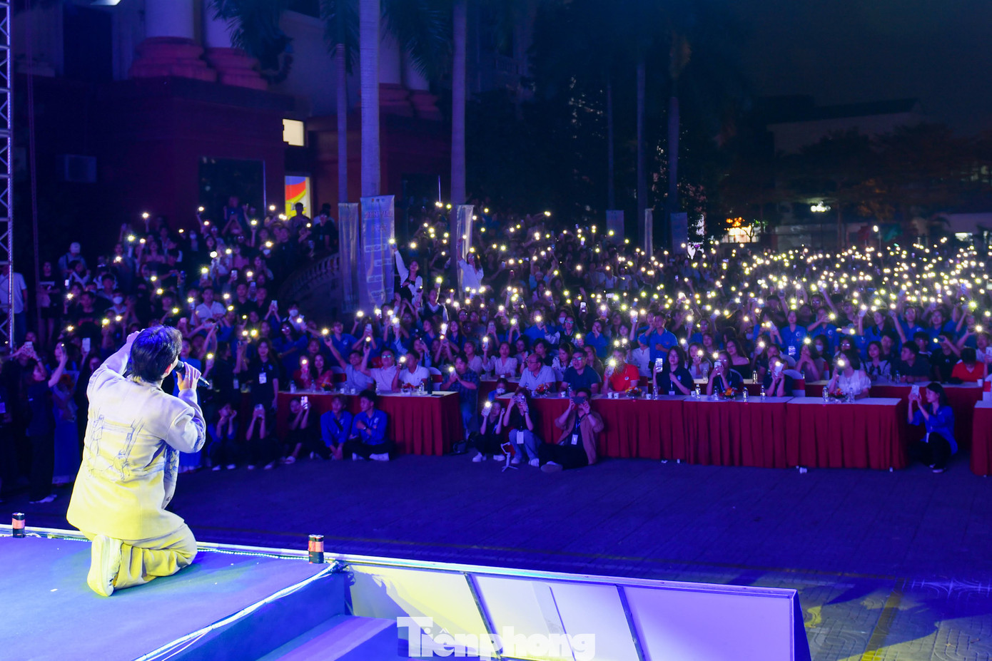 Khán giả hòa mình vào những ca khúc mà Hoàng Dũng thể hiện.