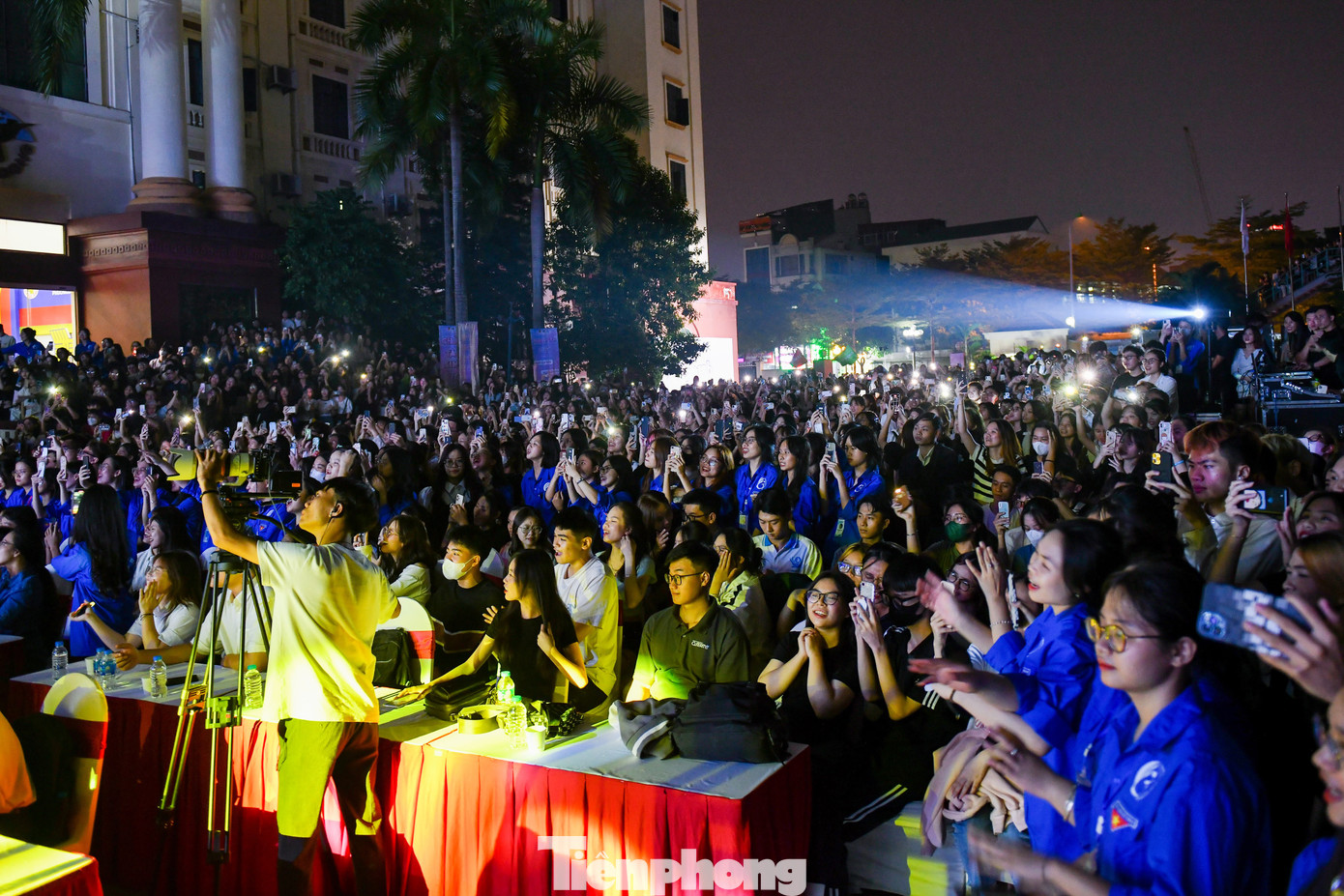 Hơn 2.000 sinh viên tham dự đêm nhạc chào tân sinh viên.