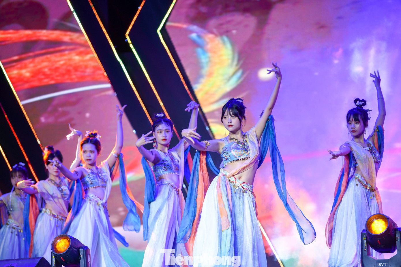 Đêm nhạc chào tân sinh viên có sự tham gia biểu diễn của đoàn viên, sinh viên và các Câu lạc bộ