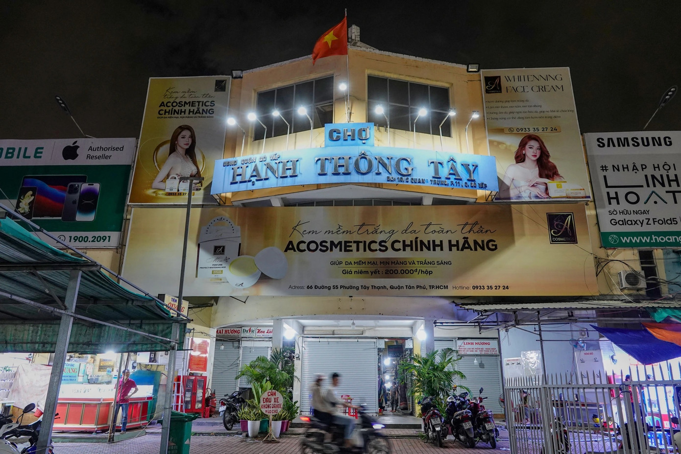 Đây là khu chợ hoạt động cả ngày, trước đây rất nhộn nhịp từ sau 18h. Thế nhưng, giờ đây chỉ khoảng 18h30, khu vực chợ lại rất vắng vẻ. Mặc dù nhân viên ra sức chào mời, cửa hàng vẫn hiếm khách. Thậm chí, khu chợ này hiện có người bán nhiều hơn cả người mua.