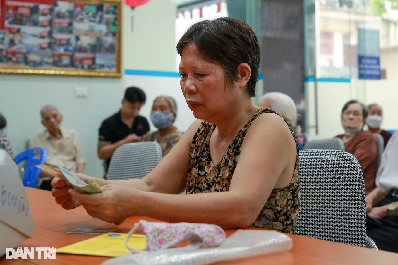 Giảm năm đóng BHXH nhưng giữ nguyên cách tính thì tỷ lệ hưởng lương hưu của lao động nam và nữ có sự chênh lệch (Ảnh: Nguyễn Sơn).