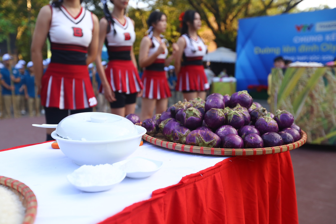 Những món đặc sản được chuẩn bị để cổ vũ cho Việt Thành.