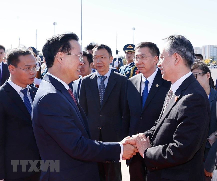 Sáng 20/10/2023, Chủ tịch nước Võ Văn Thưởng và Đoàn đại biểu cấp cao Việt Nam rời Thủ đô Bắc Kinh (Trung Quốc), kết thúc tốt đẹp chuyến tham dự Diễn đàn Cấp cao Hợp tác Quốc tế Vành đai và Con đường lần thứ ba. (Ảnh: Thống Nhất/TTXVN)