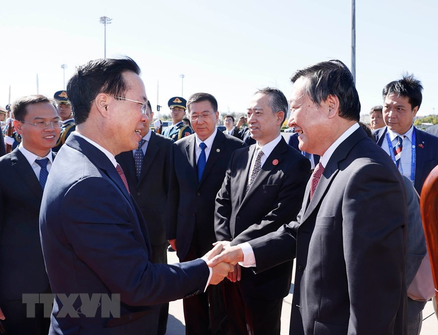 Lễ tiễn Chủ tịch nước Võ Văn Thưởng tại Sân bay Bắc Kinh. (Ảnh: Thống Nhất/TTXVN)