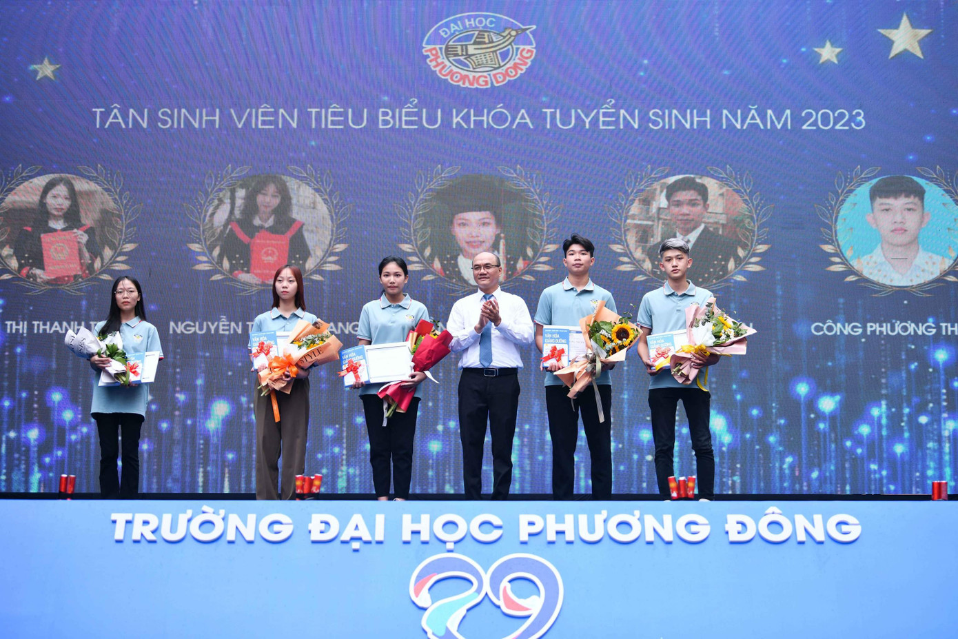 Trao quà và học bổng cho những tân sinh viên tiêu biểu khóa mới.