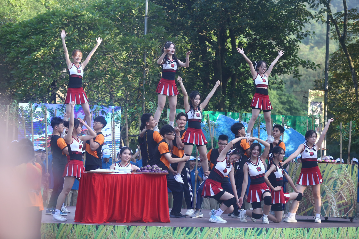 Các đội văn nghệ tập luyện sẵn sàng lên sóng truyền hình.