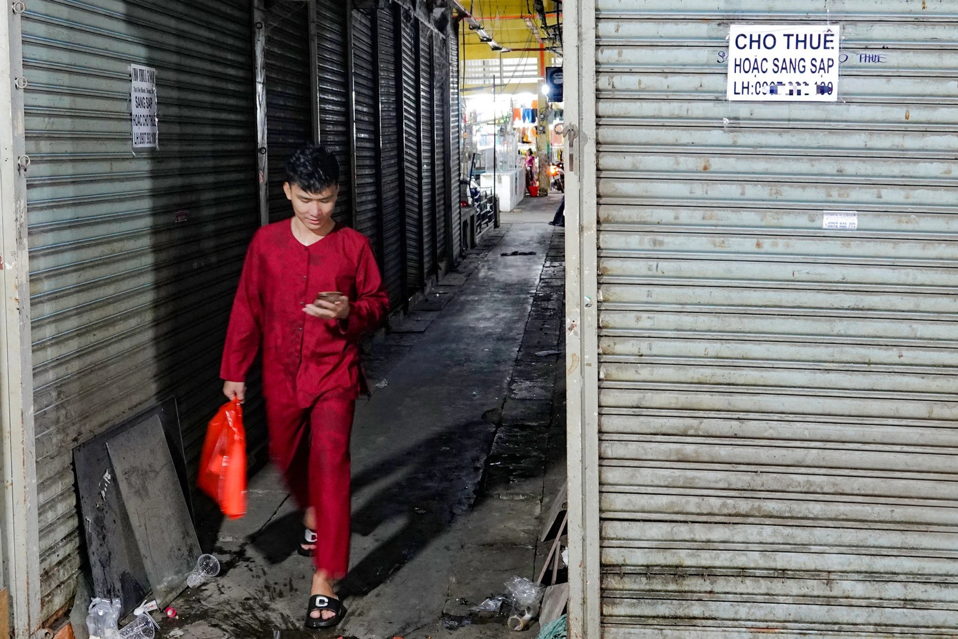 Chủ sạp treo biển cho thuê dọc các sạp, với lời chào mời hấp dẫn nhưng vẫn chưa có ai đến hỏi thuê. Một số sạp còn hoạt động chủ yếu được thuê làm kho chứa hàng hoặc của tiểu thương kinh doanh lâu năm.