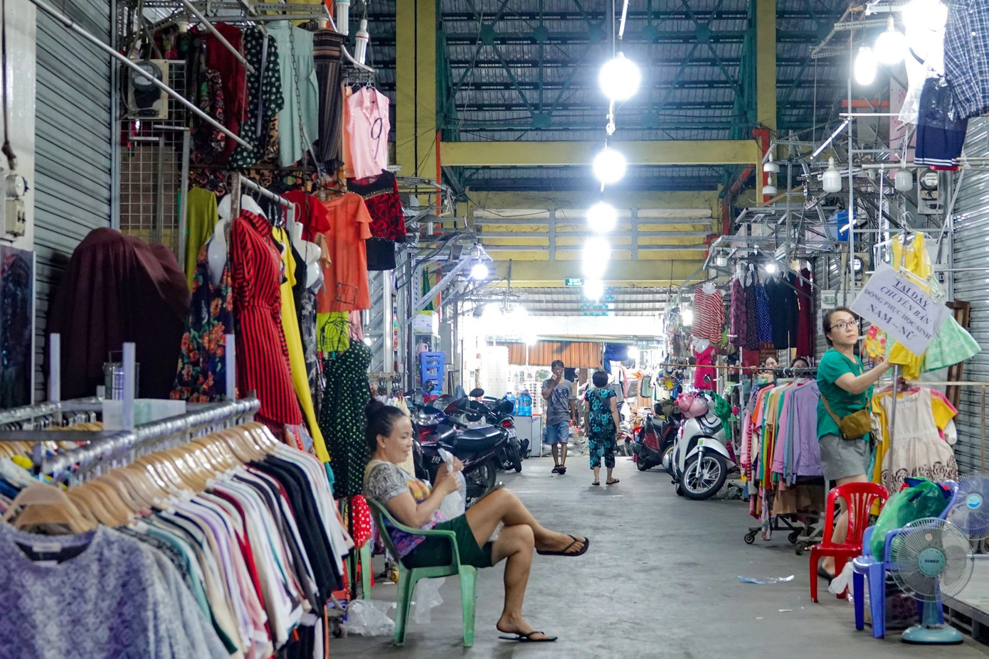 Mới 18h nhưng cảnh buôn bán tại khu chợ thời trang Hạnh Thông Tây (quận Gò Vấp, TPHCM) như "chợ chiều". Không khí ảm đạm khác xa với sự nhộn nhịp có tiếng của khu chợ đêm trước đây. Nhiều tiểu thương quyết định dọn hàng về sớm vì có trụ lại thêm vài giờ nữa cũng không mấy khách mua.