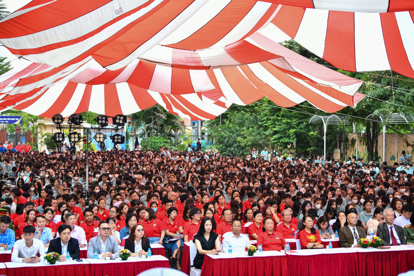 Hơn 2.400 tân sinh viên trường Đại học Phương Đông đã có mặt tại trường tham dự Lễ Khai giảng năm học mới 2023-2024 vào sáng 10/7.
