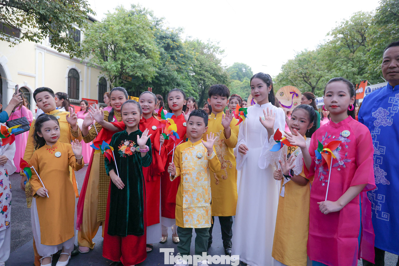 Các em thiếu nhi hào hứng khi được mang trang phục áo dài truyền thống.