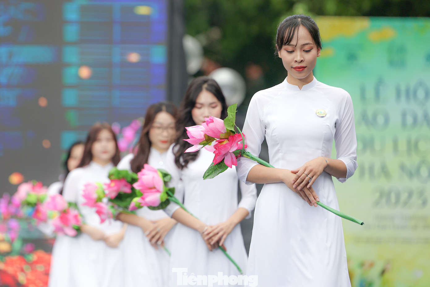 Phần trình diễn trên sân khấu của 600 hội viên, phụ nữ, nữ sinh viên Thủ đô trong trang phục áo dài thể hiện tinh thần “Áo dài cộng đồng” đại diện cho phụ nữ đến từ các quận, huyện, thị xã, đơn vị trực thuộc trên địa bàn thành phố.